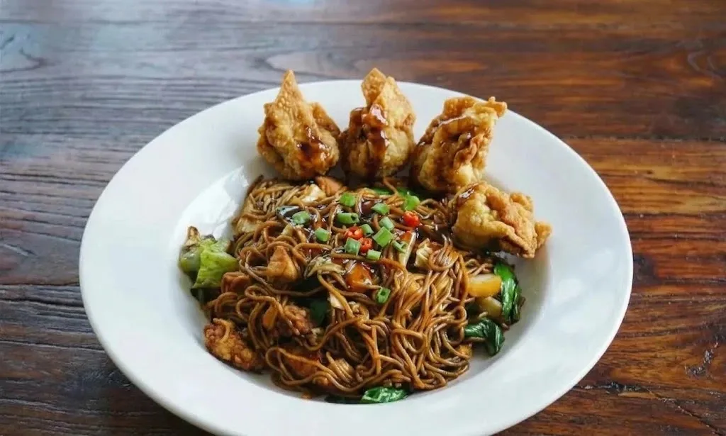 Noodles with crispy wontons